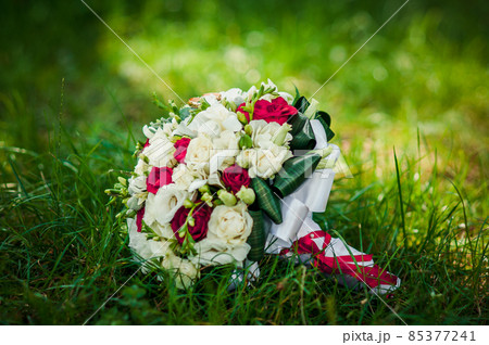 Bouquet of roses with golden wedding rings on it Bouquet of roses with golden wedding rings on it 85377241