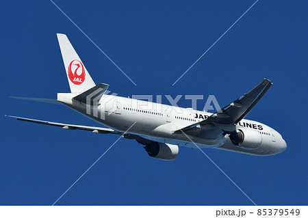 離陸中の日本航空 (JAL) の旅客機 離陸中の日本航空 (JAL) の旅客機 85379549