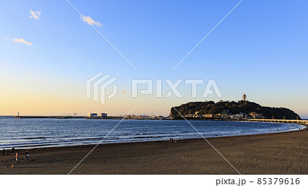湘南神奈川県藤沢市・鎌倉市の江ノ島の夜明け 湘南神奈川県藤沢市・鎌倉市の江ノ島の夜明け 85379616