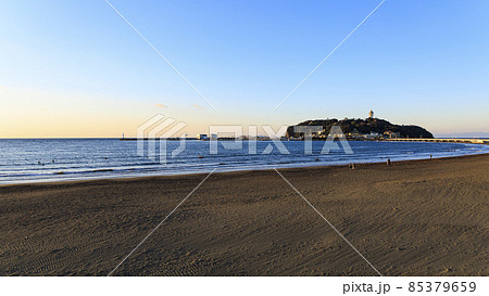湘南神奈川県藤沢市・鎌倉市の江ノ島の夜明け 85379659