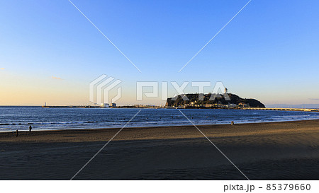 湘南神奈川県藤沢市・鎌倉市の江ノ島の夜明け 85379660