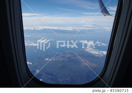 飛行機から見る冬の青空(大島) 飛行機から見る冬の青空(大島) 85380715