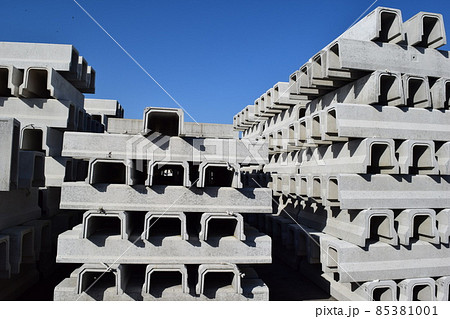 積まれた土木工事用コンクリート製品 85381001