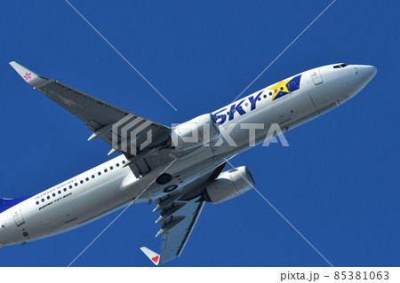 離陸中のスカイマークの旅客機 85381063
