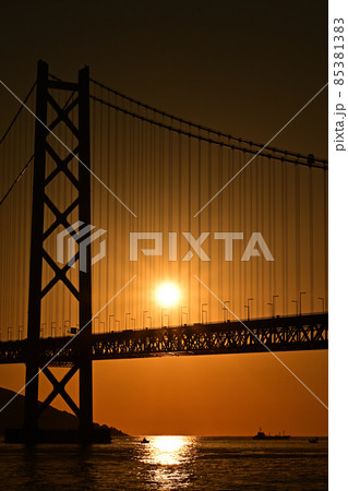 明石海峡大橋の夕日 85381383