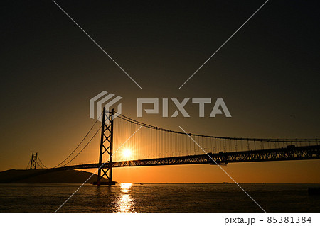 明石海峡大橋の夕日 85381384