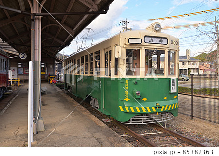 旧名鉄美濃駅舎 プラットホームに並ぶ電車(岐阜県美濃市広岡町) 旧名鉄美濃駅舎 プラットホームに並ぶ電車(岐阜県美濃市広岡町) 85382363