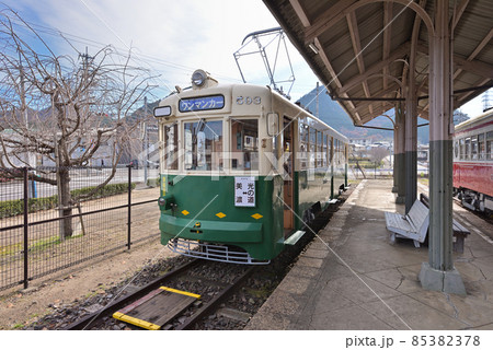 旧名鉄美濃駅舎 プラットホームに並ぶ電車(岐阜県美濃市広岡町) 旧名鉄美濃駅舎 プラットホームに並ぶ電車(岐阜県美濃市広岡町) 85382378