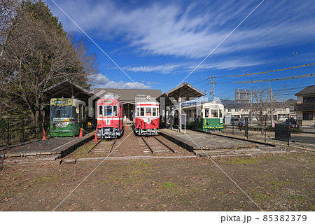 旧名鉄美濃駅舎　プラットホームに並ぶ電車（岐阜県美濃市広岡町） 85382379