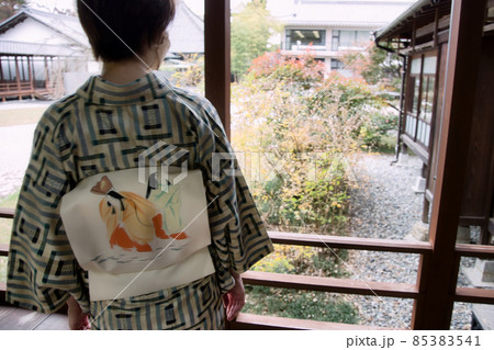 着物女性と日本家屋と庭園	 85383541