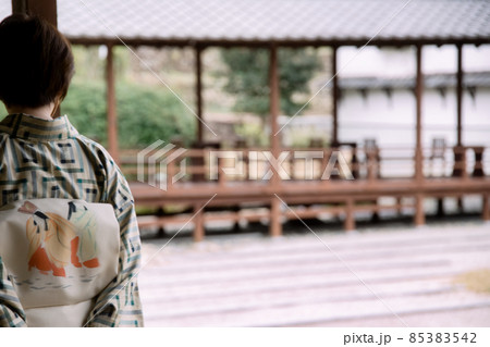 着物女性と日本家屋と庭園 着物女性と日本家屋と庭園 85383542