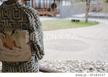 着物女性と日本家屋と庭園 着物女性と日本家屋と庭園 85383547
