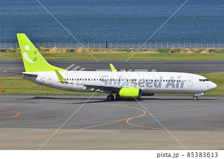 羽田空港を出発するソラシドエアの旅客機 85383613