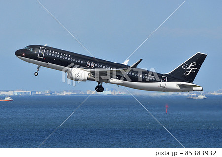 羽田空港を離陸するスターフライヤーの旅客機 85383932