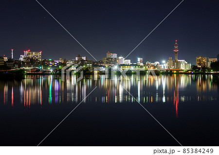 茨城県水戸市街並みの夜景 千波湖リフレクション 茨城県水戸市街並みの夜景 千波湖リフレクション 85384249
