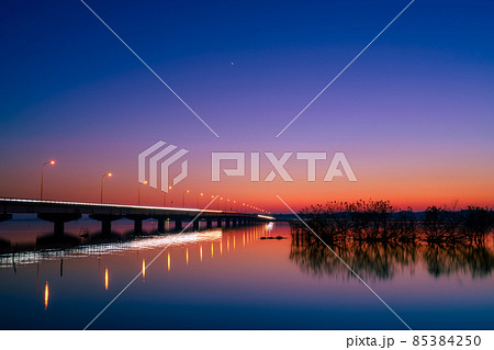 茨城県行方市霞ヶ浦と霞ヶ浦大橋の夕景の写真素材 [85384250] - PIXTA