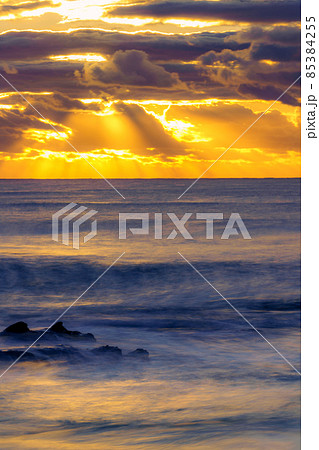 茨城県大洗海岸の朝焼け　縦構図 85384255