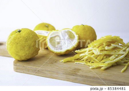 柚子とゆずの皮の千切り(ゆずジャムやゆずシロップ用) 柚子とゆずの皮の千切り(ゆずジャムやゆずシロップ用) 85384481