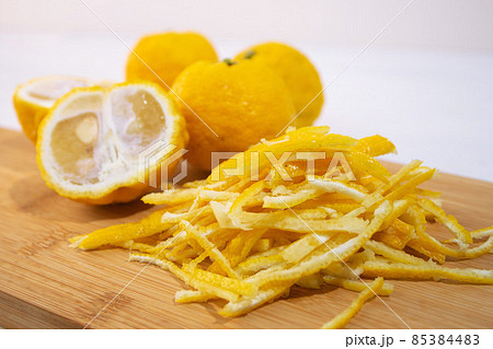 柚子とゆずの皮の千切り(ゆずジャムやゆずシロップ用) 柚子とゆずの皮の千切り(ゆずジャムやゆずシロップ用) 85384483