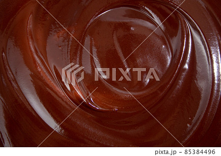 ダークチョコレートを湯煎にかけて溶けた状態 ダークチョコレートを湯煎にかけて溶けた状態 85384496