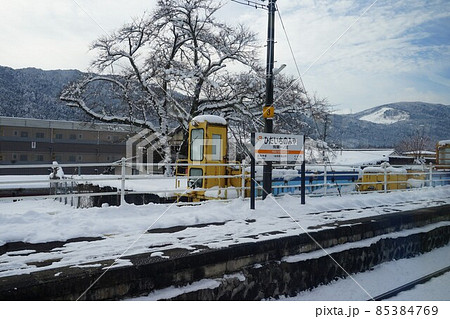 岐阜県高山市の髙山本線飛騨一ノ宮駅の雪景色 85384769