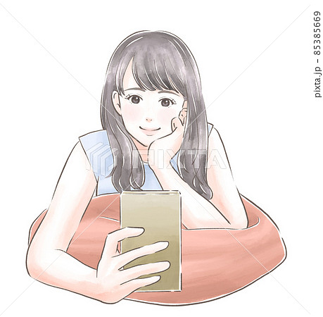 スマホを眺めて笑う女の子　水彩風 85385669