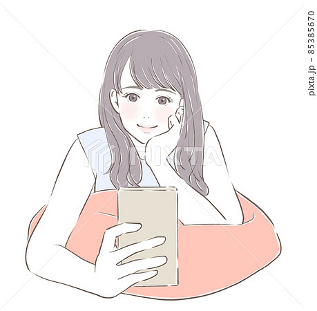スマホを眺めて笑う女の子　 85385670