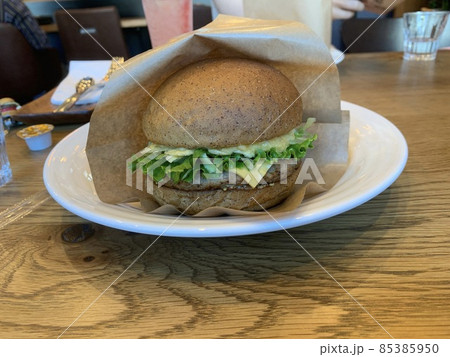 オシャレカフェのハンバーガー 85385950