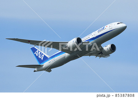 成田空港を離陸する全日空 (ANA) の旅客機 成田空港を離陸する全日空 (ANA) の旅客機 85387808