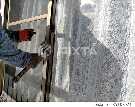 窓ガラス割って侵入こころみる空き巣 窓ガラス割って侵入こころみる空き巣 85387924