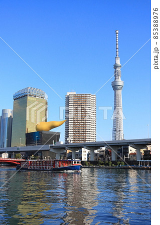 東京スカイツリーを背景に隅田川を走る水上バス　東京観光 85388976