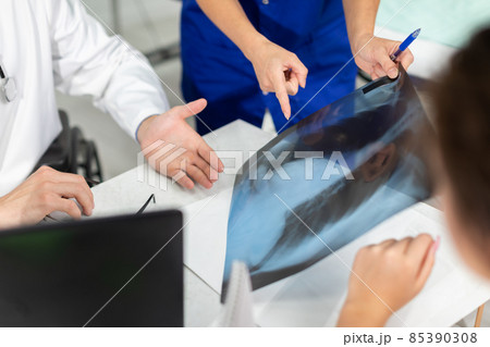 The doctors explain to the patient the reason she is experiencing pain in her lungs. The doctors explain to the patient the reason she is experiencing pain in her lungs. 85390308