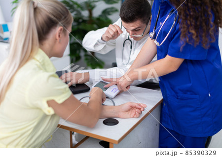 Your doctor discusses your blood pressure results. Your doctor discusses your blood pressure results. 85390329