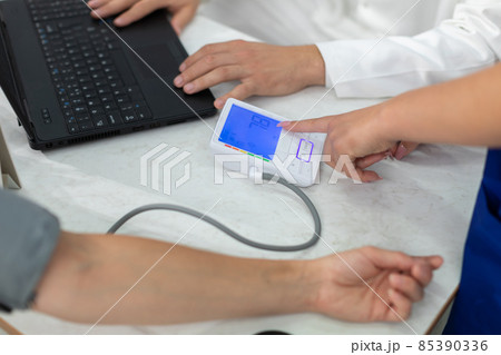 The nurse indicates the result of the lower blood pressure test. The nurse indicates the result of the lower blood pressure test. 85390336