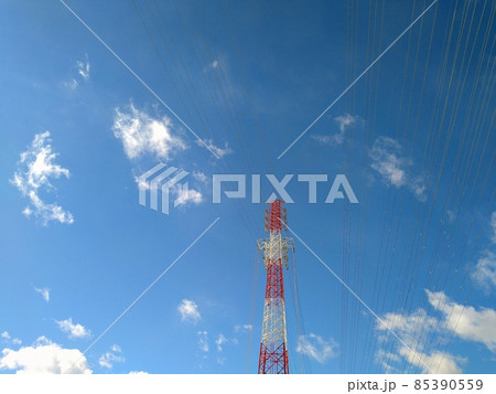 青空と送電線と鉄塔 85390559