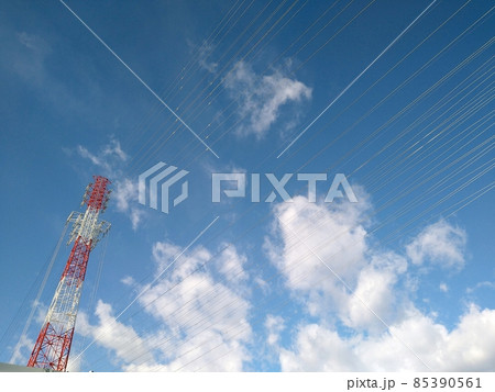 青空と送電線と鉄塔 85390561