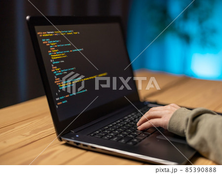 Woman coding on laptop 85390888