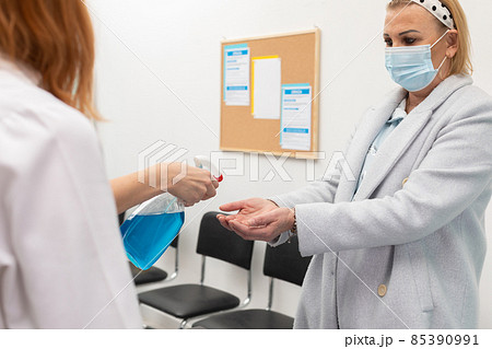 Hand disinfection of patients entering clinics by medical staff in the face of an ongoing pandemic Hand disinfection of patients entering clinics by medical staff in the face of an ongoing pandemic 85390991