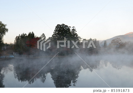 ≪大分県≫早朝の金鱗湖の朝霧と紅葉 ≪大分県≫早朝の金鱗湖の朝霧と紅葉 85391873