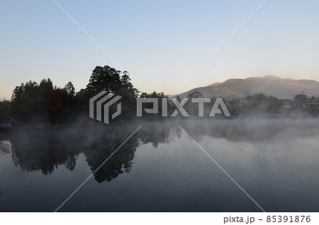 ≪大分県≫金鱗湖の朝霧と紅葉 ≪大分県≫金鱗湖の朝霧と紅葉 85391876