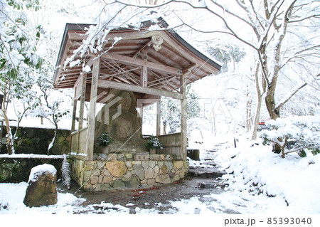 雪の三千院の鎌倉石仏 雪の三千院の鎌倉石仏 85393040