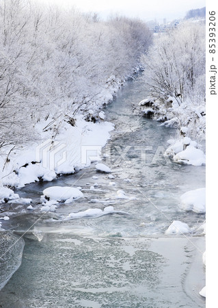 【北海道富良野市】霧氷と雪景色の川　12月 85393206