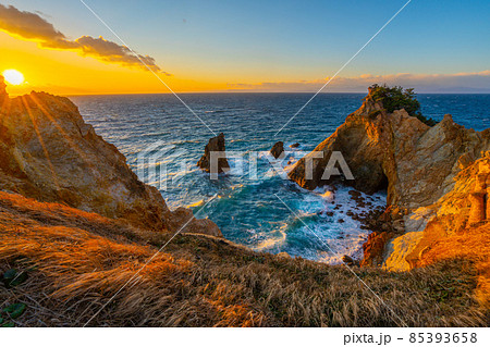 静岡県】黄金崎 馬ロック 駿河湾 西伊豆 夕日の写真素材 [85393658
