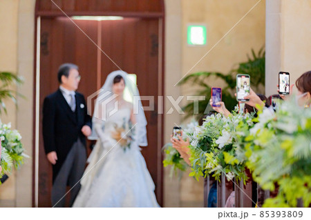 チャペル 父 新婦 バージンロードを歩く チャペル 父 新婦 バージンロードを歩く 85393809