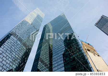 モスクワの街並み　近代的なガラス張りの高層ビル 85393853
