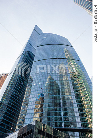 モスクワの街並み　近代的なガラス張りの高層ビル 85393854