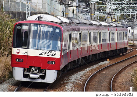泉岳寺へ向けて快走する京浜急行電鉄2100形 85393902