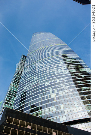 モスクワの街並み　近代的なガラス張りの高層ビル 85394021