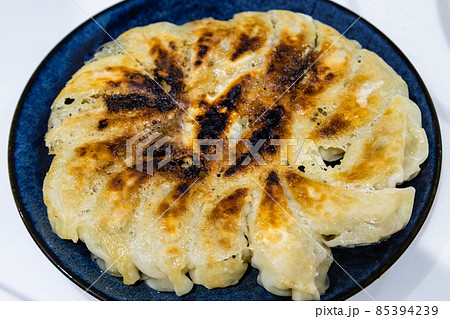 家庭で作る焼き餃子 85394239