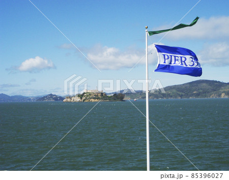 アメリカ・サンフランシスコ・フィッシャーマンズワーフピア39からアルカトラズを見た眺め 85396027